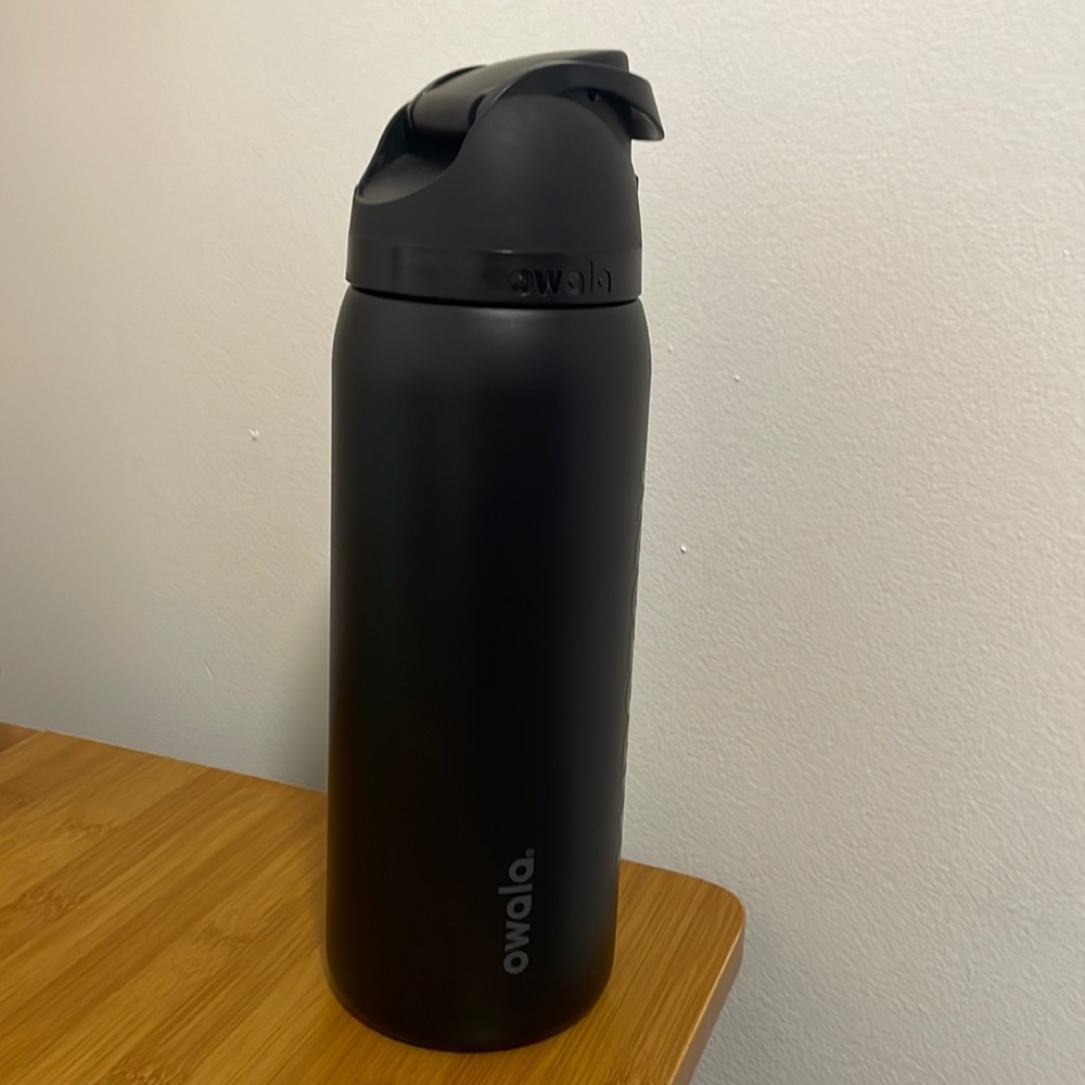 Owala black water bottle 32oz